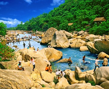 Cho thuê xe 16 chỗ từ TpHCM đi khám phá Qui Nhơn 